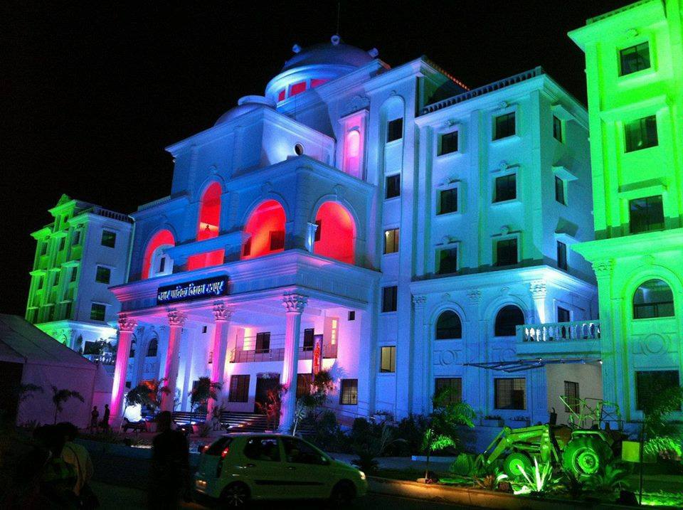 RaipurMeriJaan's tweet photo. Raipur Municipal Corporation Building (White House) - It's a 7 stored building built with a mix of ancient and modern architecture. #KnowRaipur
#WhiteHouse #Raipur #Chhattisgarh #CG #NagarNigam #MunicipalCorporation @RaipurMeriJaan #MondayMotivation #PSLVC45 #EMISAT https://t.co/82KOUiIcVV