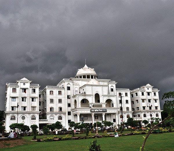 RaipurMeriJaan's tweet photo. Raipur Municipal Corporation Building (White House) - It's a 7 stored building built with a mix of ancient and modern architecture. #KnowRaipur
#WhiteHouse #Raipur #Chhattisgarh #CG #NagarNigam #MunicipalCorporation @RaipurMeriJaan #MondayMotivation #PSLVC45 #EMISAT https://t.co/82KOUiIcVV
