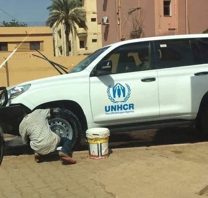 أنا شخص قد تعثر وأستقام ، إنحنى وأعتدل ، إنهار وأستقوى ، ثم صار يعرف حدوده مع الحياة والناس ، متى يواجه، ومتى ينسحب، ومتى لا يلتفت أبداً