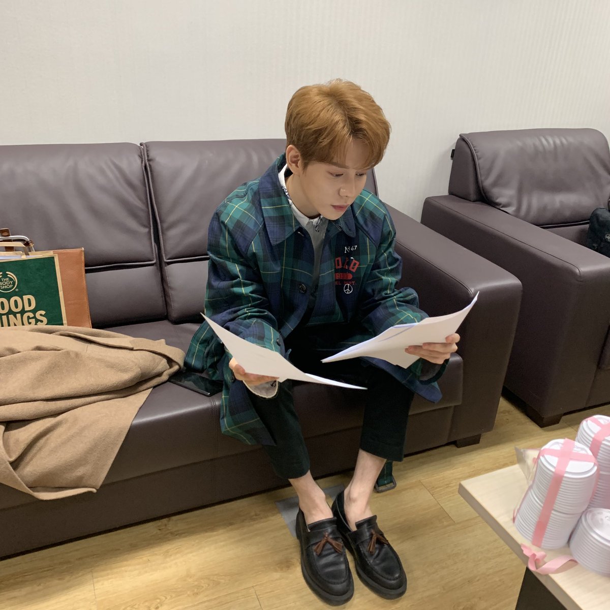 pk_dreamradio's tweet photo. 드디어 4월 1일 꿈꾸는 라디오 첫방!🎉
열심히 메모까지 하며 준비하는 
우리 #끙디 의 열정에 박수 짝짝👏🏻 엄지척👍🏻
여러분 만날 생각에 긴장 반 설렘 반 
여러분이 끙디팡팡 하며 함께 해주실 거죠?
좀 이따 9시에 만나요~🖐🏻

#박경 #꿈꾸라 #꿈꾸는라디오 #끙디팡팡
#PARKKYUNG @KYUNGPARK1992 https://t.co/wkzcHa0D86