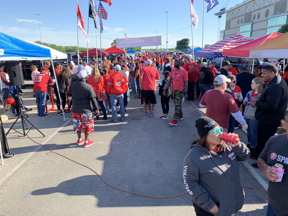 mjstevens6776's tweet photo. @aafcommanders @Alamodome @SABRIGADE1 The Tailgate Brigade throws down like none other!! https://t.co/hzfWYpw2lw