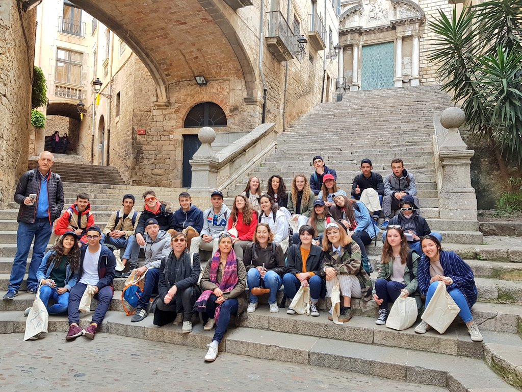 miquelduran's tweet photo. Avui #itimaggi amb un centre de Saintes. Molts bons estudiants i dues gran professores. I la Begoña de l'IES S Sobrequés. https://t.co/9Ncg54wlEx