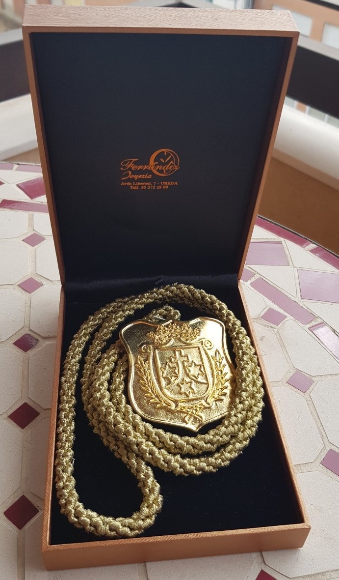 Medalla de oro de la cofradía de la Caída.  Gracias!