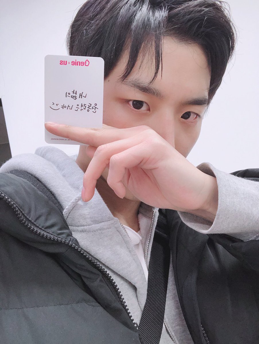 CUBE_PTG's tweet photo. [#홍석] 오늘의 포토카드는 나야나..⭐️
심플리 케이팝 와주신 모두에게🥔
그 외에 못와서 발 동동 굴려주신 모두에게🥔
이러나 저러나 유니버스 모두에게🥔 https://t.co/uPXYPOyiuK