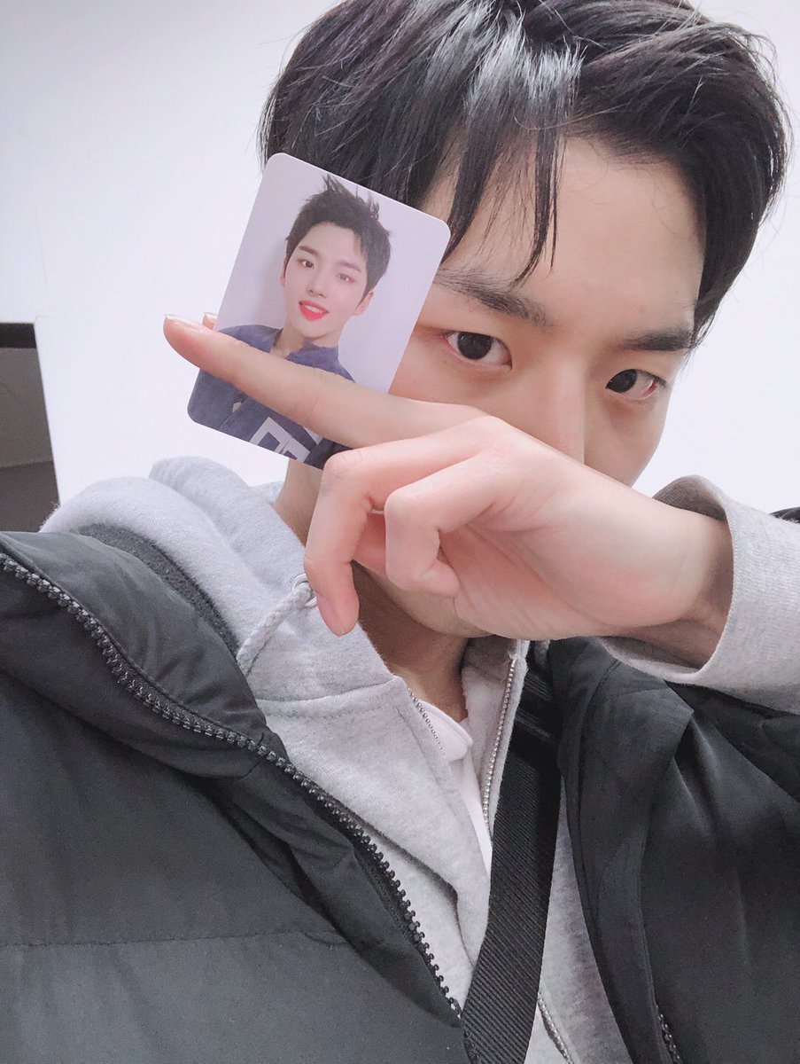 CUBE_PTG's tweet photo. [#홍석] 오늘의 포토카드는 나야나..⭐️
심플리 케이팝 와주신 모두에게🥔
그 외에 못와서 발 동동 굴려주신 모두에게🥔
이러나 저러나 유니버스 모두에게🥔 https://t.co/uPXYPOyiuK