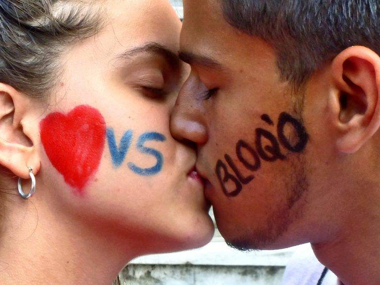 aparedesrebelde's tweet photo. Mis padres tenían 12 y 9 años cuando #EEUU implantó el #bloqueo vs #Cuba Yo nací bajo los efectos de esa cruel política, y mi hijo, también. Lo han intentado todo contra este pequeño país. ¡Cuánta ignorancia! El bloqueo no puede arrebatarnos el amor y la esperanza 🇨🇺 @DiazCanelB https://t.co/ZR1vBtO3Bp