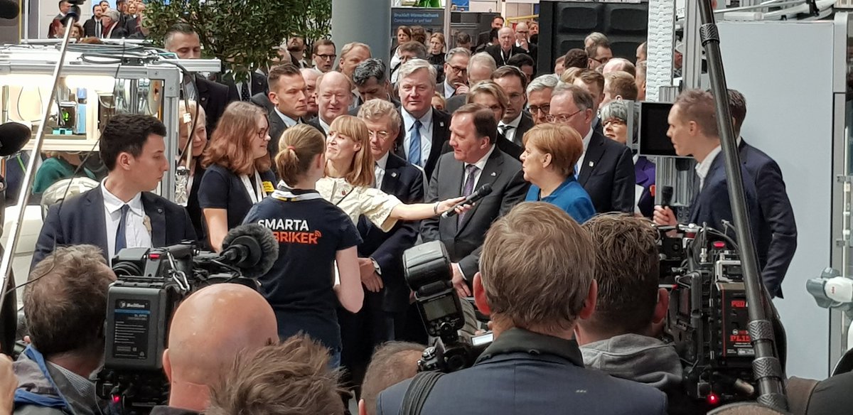 SmartaFabriker's tweet photo. The studens Anna and Sofia from #GTGgymnasium demonstrate @SmartaFabriker for Angela Merkel and Stefan Löfven @hannover_messe. #hm19 #SwedenHannover2019 @ABBRobotics @ericsson https://t.co/FFGMNCAyVx