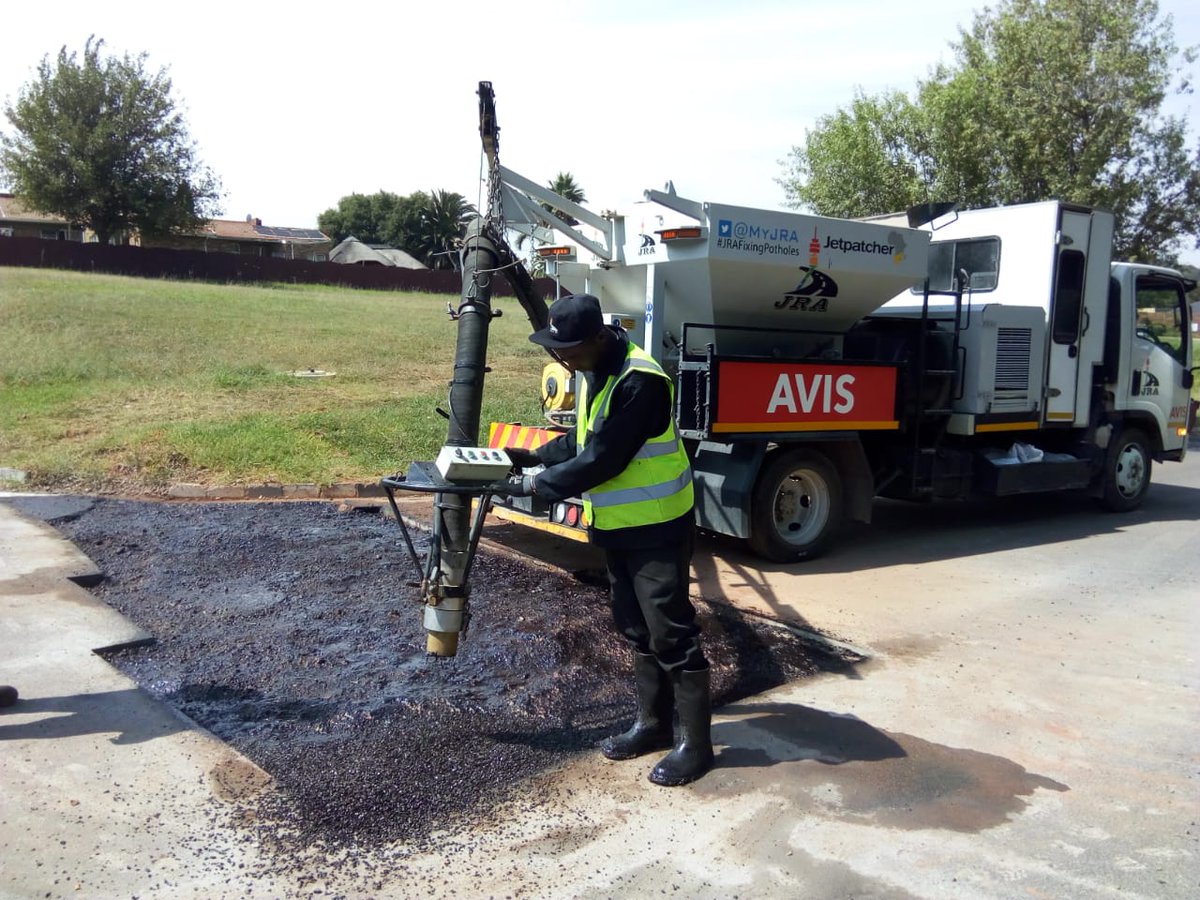 unimediapro's tweet photo. Ferdinand St. Suideroord, JHB South @JetpatcherSA continues to battle on with fixing potholes. In comparison with 2013, good surface roads in @CityofJoburgZA have decreased from 52% to 45% via @MyJRA. @NHMakhuba @EMokgalapa @CityTshwane @GTP_Traffstats @CoJTransport https://t.co/oN8JdijC2t