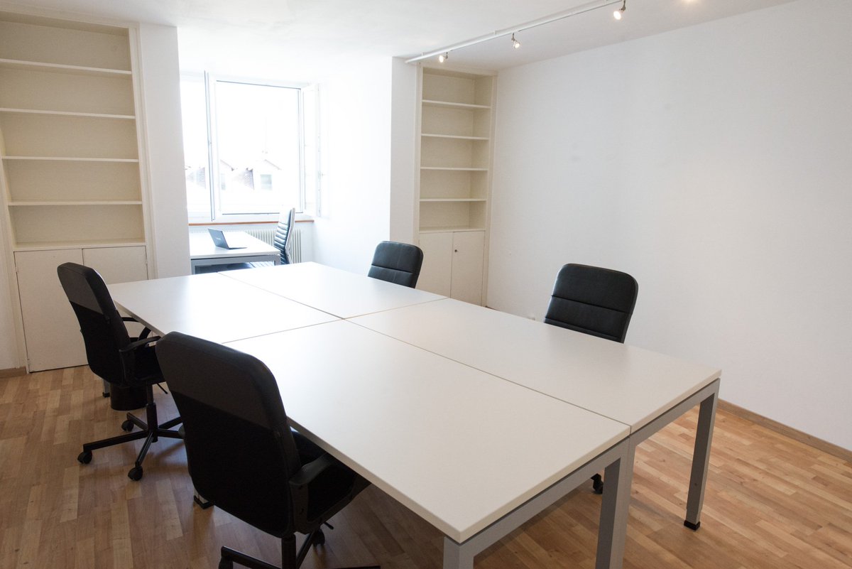 workcentral_ch's tweet photo. Wir haben wieder zwei Team-Räume zu vermieten. Zwei Minuten vom Bahnhof. Für jeweils 4-5 Personen, inkl. WLAN, Drucker, Kaffee, Lift, WC usw. 
https://t.co/AIun026el7 https://t.co/N7UmUmumLE