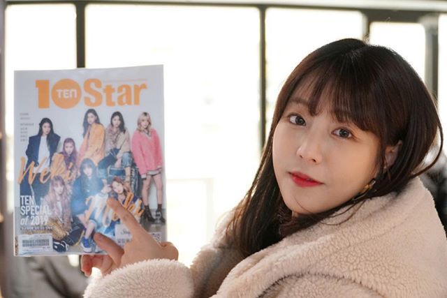 LIVEHIGHJP's tweet image. ボヘ in Seoul. 書店で雑誌を指差しながら。
#livehigh #livehighjp #ガールズグループ #girlsgroup #アイドルグループ #kpopidol #koreanidols #韓流アイドル #韓国アイドル