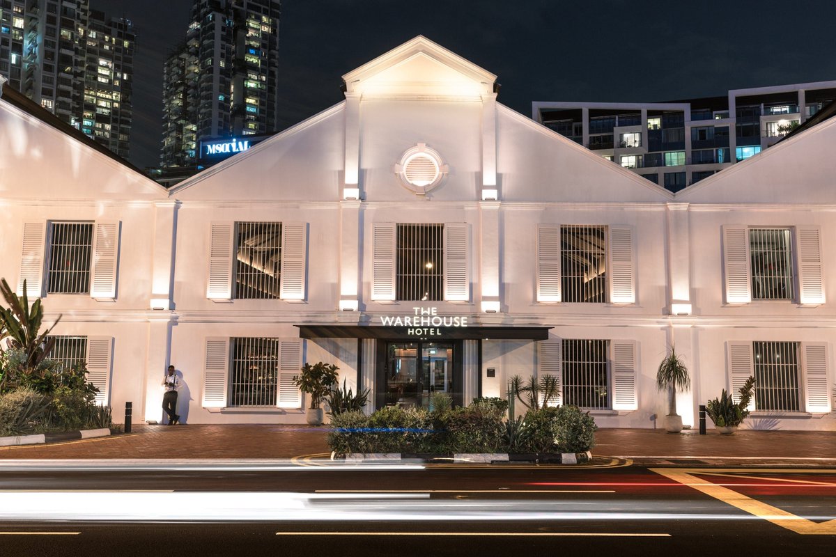 TravelwitBender's tweet photo. The Warehouse Hotel in Singapore is not just a hotel. It's an experience. Nothing is cookie cutter - from customised decor that reflects the area's colourful history - to complimentary filtered water bottled on-site. @design_hotels #OriginalExperiences
https://t.co/O0mB0FsePg https://t.co/gHuemC7ASO