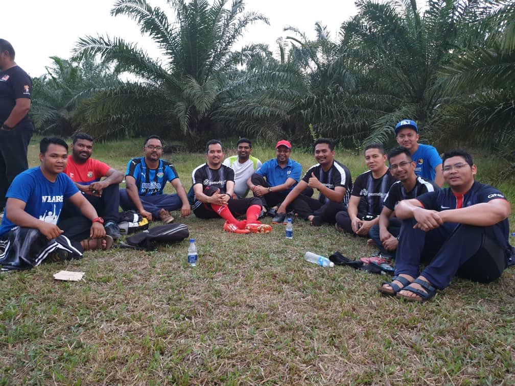 Perlawanan persahabatan pemuda @PPUMOnline dan pemuda MIC Negeri Sembilan bersama penduduk Kg.Saga Negeri Sembilan. <a href="/BNYVMY/">BN Youth Volunteers 🇲🇾</a> <a href="/barisanasional/">Barisan Nasional</a> #TeamTokMat #TokMat4Rantau <a href="/drasyrafwajdi/">Dr Asyraf Wajdi</a>