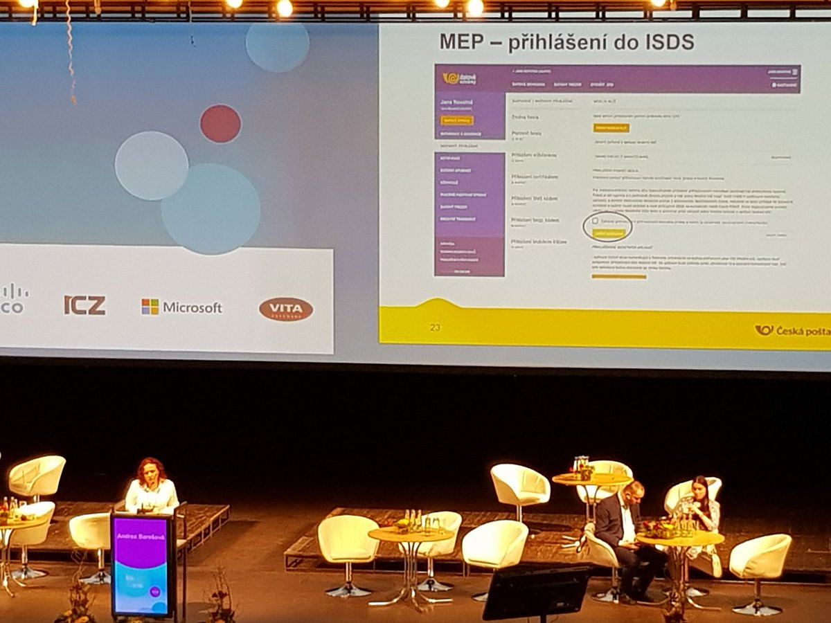 PetrOndrasek's tweet photo. Česká pošta na #ISSS >> 800.000 datovych schránek a loni v dubnu padl rekordní půl miliónu přenesených zpráv za den, doručení 99,5 % a 0,5 % na základě tzv. fikce doručení. V květnu chystá do produkce mobilní aplikaci přes mobilní přihlašovací prostředek #10let od zavedení :-) https://t.co/dIFzYuuTNu