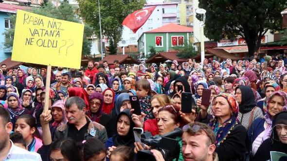 eynesil'deki seçimin önemli bir boyutunu paylaşmak istiyorum. küçük ilçede mitinge destek verenlerin %90'ı kadındı. erkekler temkinli ve belaya bulaşmama edasındaydı. belki evin ekonomik sorumluluğunu taşımanın payı da vardır ama mafyalaşmış yapıya kafa tutmamaya çalışıyorlardı.+