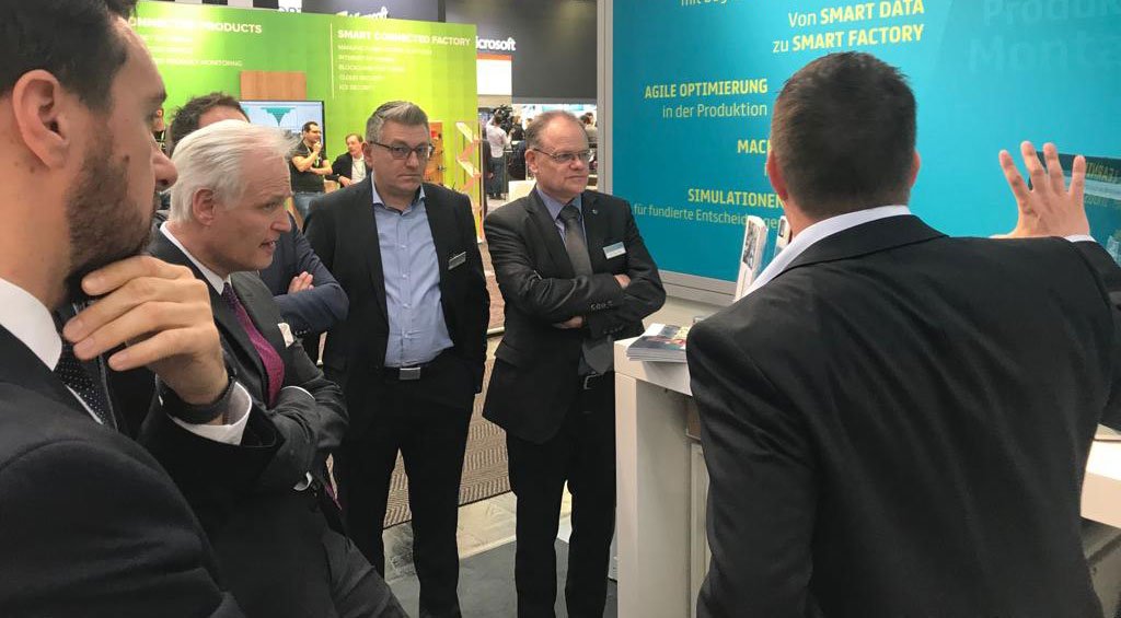 Was bedeutet #MachineLearning für mich als Maschinenbauer? Markus Günther <a href="/inform_software/">INFORM Software</a> erklärt VDMA-Präsident Carl Martin Welcker anschaulich die Technologie auf dem Gemeinschaftstand #VDMASuD #HM19