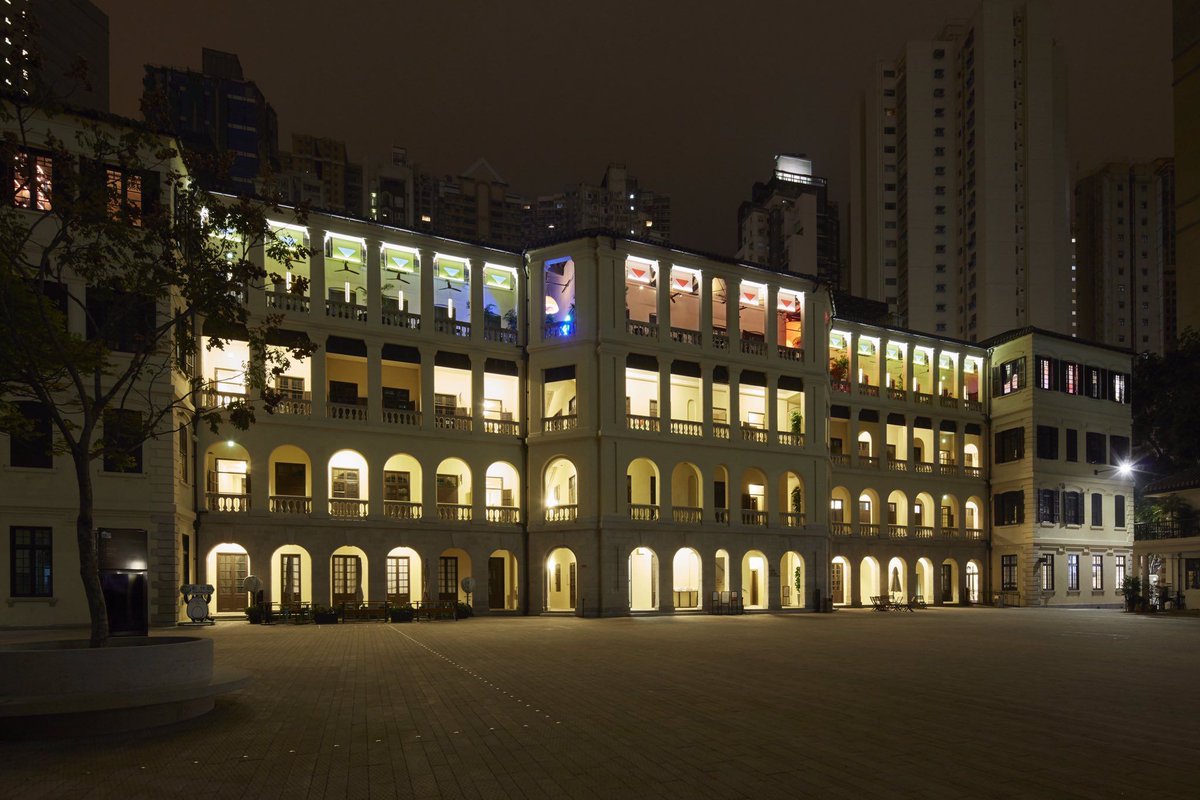 prada_japan's tweet photo. #ArtBaselHongKong に合わせて開催されたカルチャーイベントプラダ モード 香港の舞台となった大館(Tai Kwun)の營房大樓(Barrack Block)。リンクをタップして、伝統的なラウンジ、ギャラリー、プライベートサロンからなるクラブを体感。
https://t.co/bw4bSsPtXq
#PradaModeHK
#Prada
#プラダ https://t.co/5OM3xL5lBT