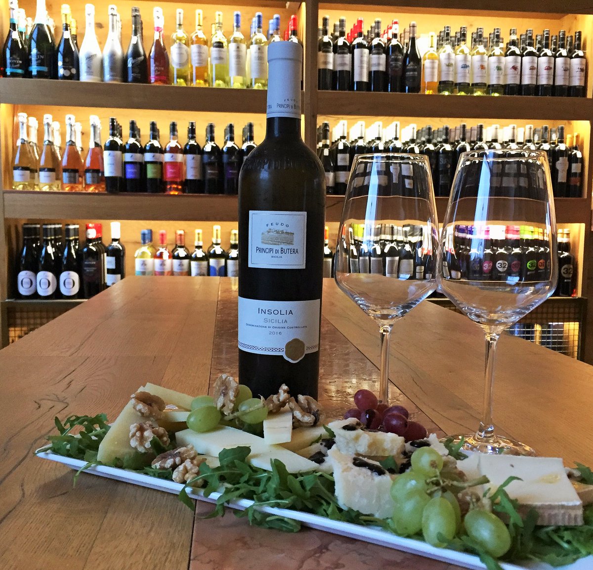 BiteMagazine's tweet photo. All it takes is a glass of glass of Prosecco at The Wine House 1821 to *make* your weekend. Cheers! #bite #bitemagazine #thewinehouse1821 https://t.co/SqF4w5fpEW
