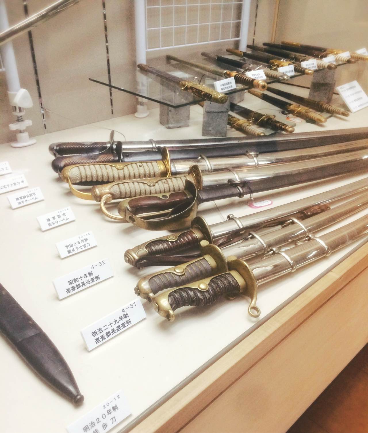 もす島 指揮刀だと柄が短すぎて両手持ちの自顕流の構えなんか絶対しにくいと思っていたけど 両手サーベル というのが存在していたのね 原作で音之進が使ってる軍刀は柄が長め太めに描かれているし多分こっちなんだろうな T Co Sgob91gd3z Twitter