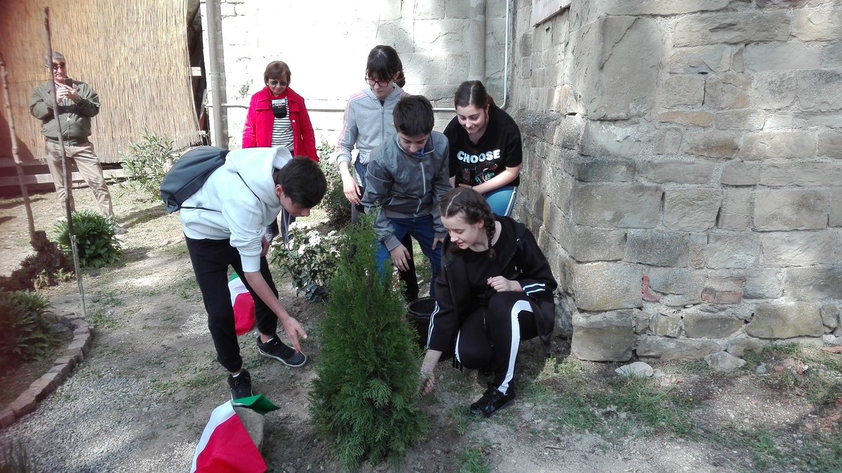 Denise_gioco's tweet photo. @Ic_Viguzzolo Dopo il saluto del Sindaco di Gremiasco, prof. Umberto Dallocchio e delle Personalità presenti, è stato inaugurato il "Giardino dei Giusti" in onore di Maria Coggiola Cuttica e Monsignor Angelo Bassi. #gariwo #lionsclubtortona @isral https://t.co/3ZX42AetbM