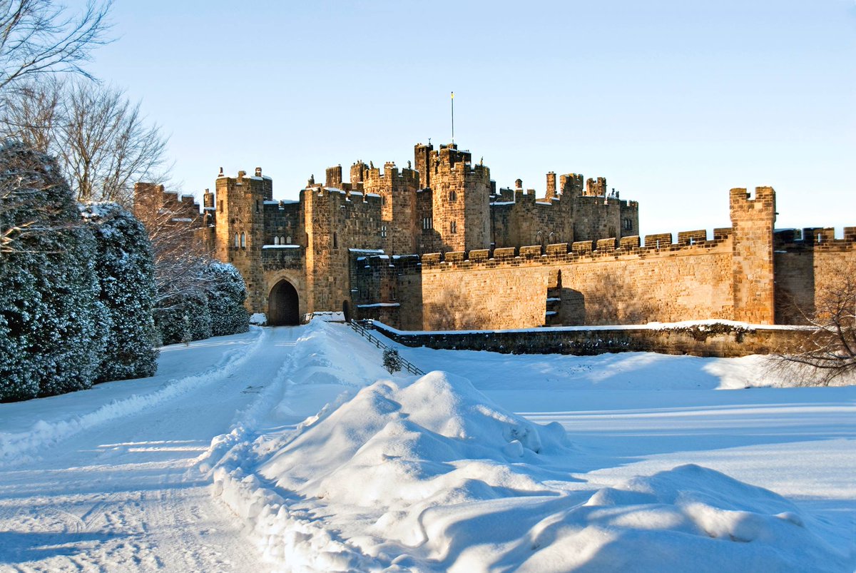 CWM_YNEW's tweet photo. #VenueOfTheDay: Dubbed the #Windsor of the North, #Northumberland’s @alnwickcastle provides a fairytale setting that’s bursting with grandeur. This iconic #Britishcastle is also famed for being a filming location for #HarryPotter! https://t.co/jbEiL0y7gz #weddingvenue https://t.co/TyJgvzYRHT