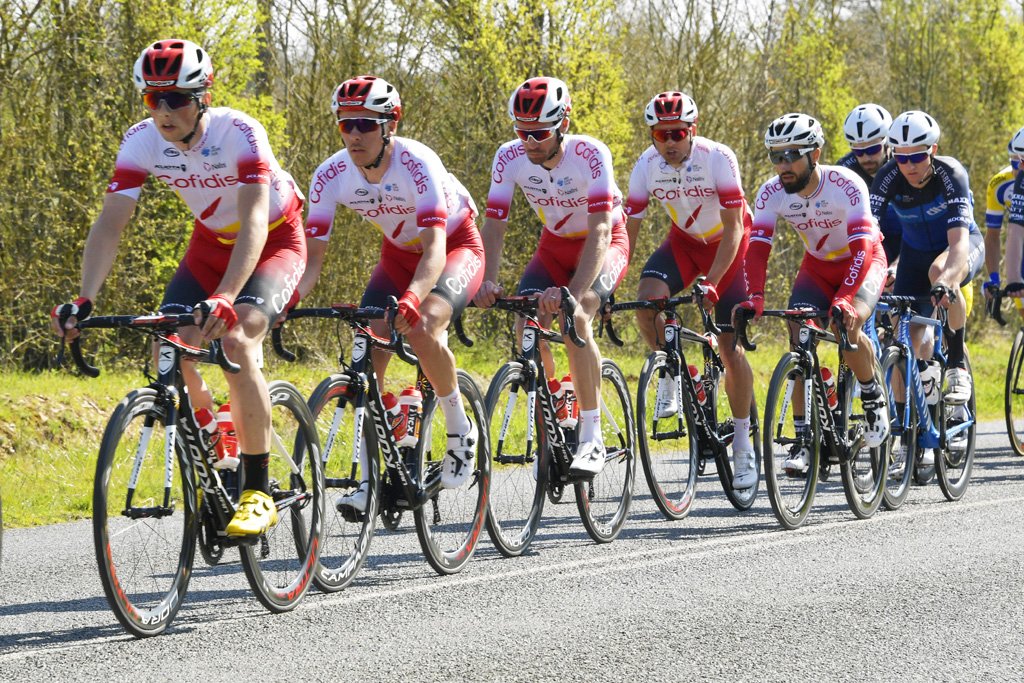 TeamCOFIDIS's tweet photo. Une équipe bien groupée autour de son leader, c'était hier sur #CholetPDL . Pas de résultats mais des promesses pour les futures courses 👊 #cofidismyteam 
📸 Bruno Bade / @LNC_CYCLISME https://t.co/Z5AVbWCW7l