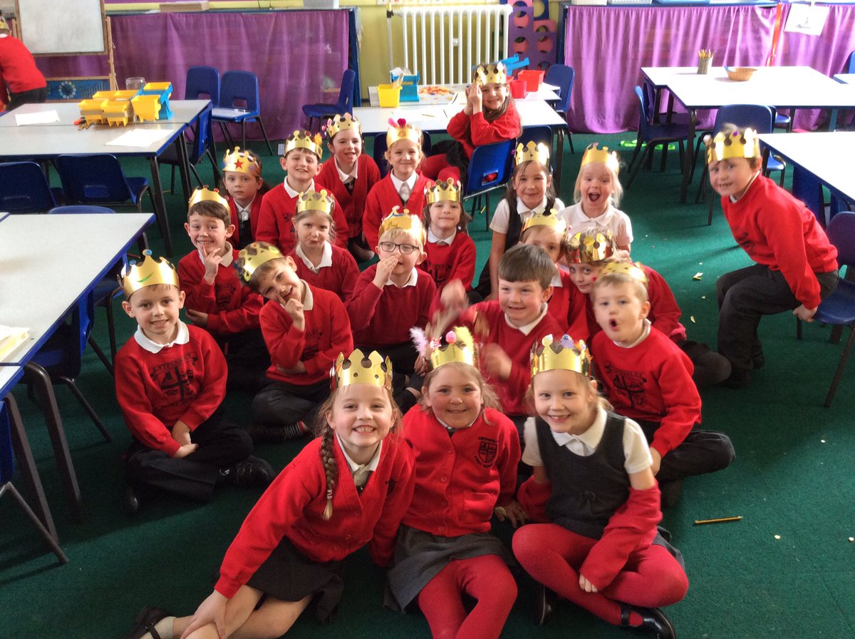 KnypersleyFirst's tweet photo. Class 3 had great fun creating their crowns #childrenfirstlearningpartnership #MAT #learningtogether https://t.co/9I0mUBqmQj