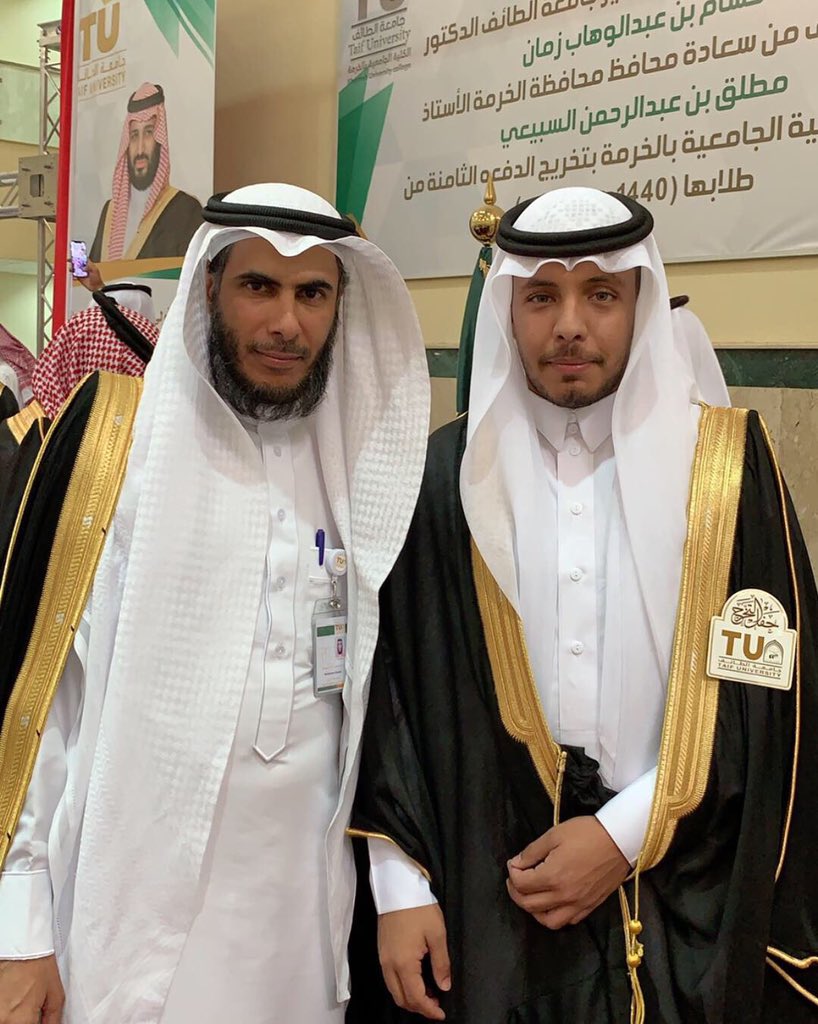 m_51i's tweet photo. الحمدلله حتى يبلغ الحمد منتهاه لكل بدايه نهايه ، انتهت مسيرة 4 سنوات ونص  بحلوُها ومُرّها ..  وانتظرت سنوات  الكفاح .. ياربي لك الحمد   تخرججت https://t.co/rjyALxqVlm