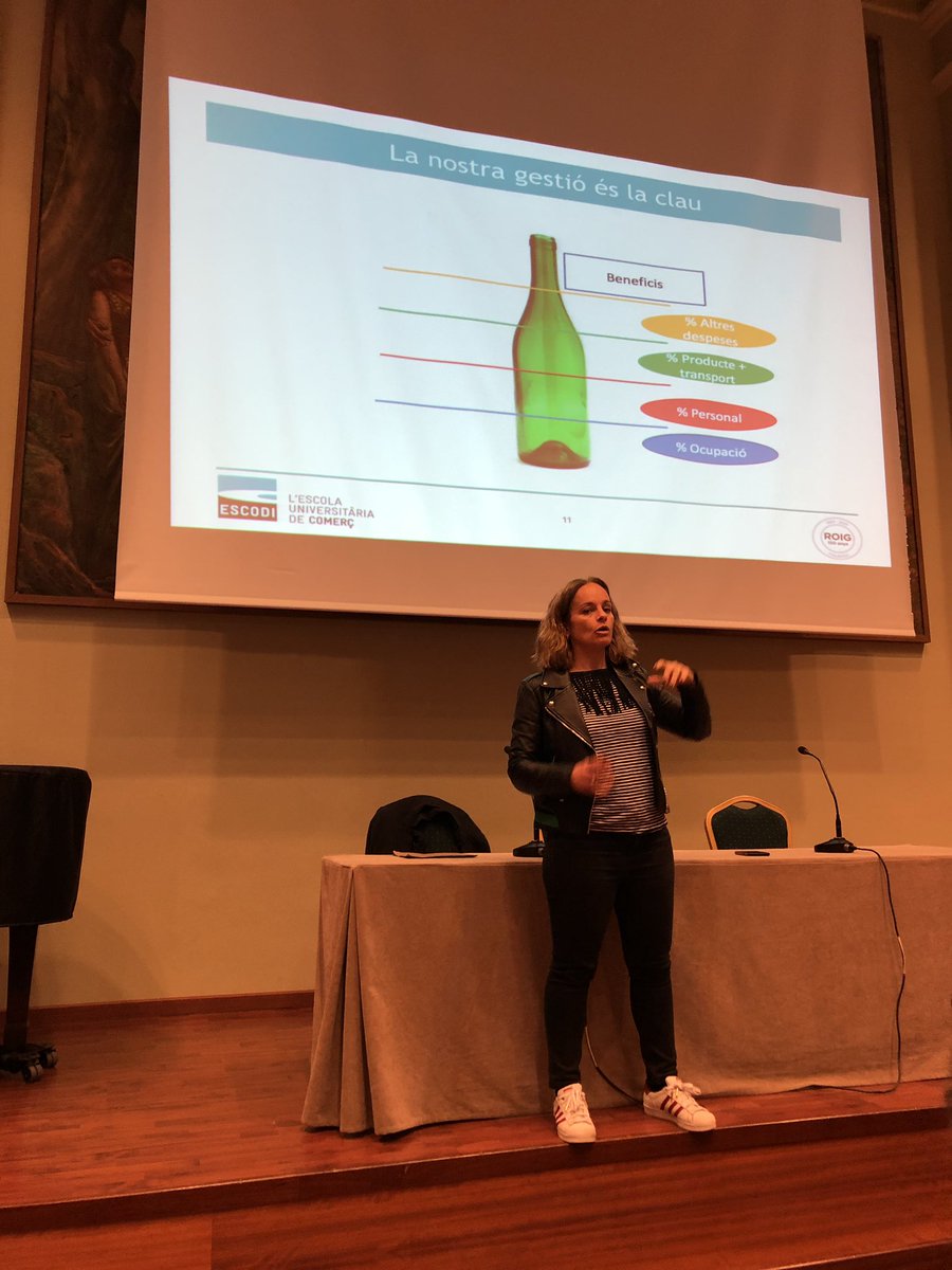 Hoy Silvia Bach de <a href="/PARFOIS_/">PARFOIS</a> con el apoyo de <a href="/ESCODIretail/">ESCODI</a> y Sabateries Roig nos enseña como vender en la 1a jornada del comerç de #Figueres