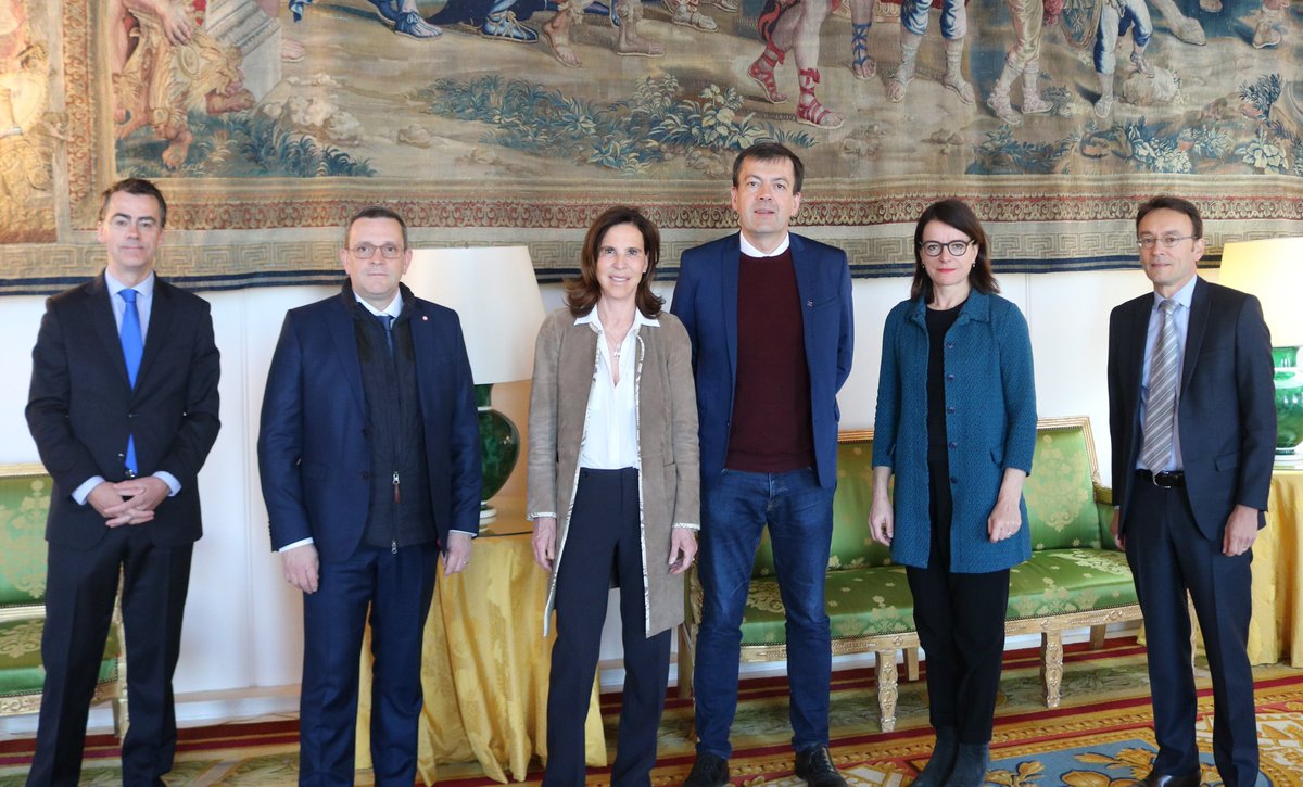 franceaucanada's tweet photo. Réunion de travail avec une délégation de parlementaires 🇫🇷 invités par le gouvernement du Canada
↪️ A l’ordre du jour #relationscommerciales #CETA #AECG et enjeux agricoles #commerceprogressiste 🇫🇷🇨🇦 https://t.co/PqNkToMf12