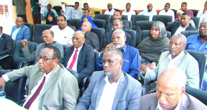 Khayre oo isqab-qabsi iyo buuq ka dhaliyay furitaanka kalfadhiga 5-aad ee Aqalka Sare