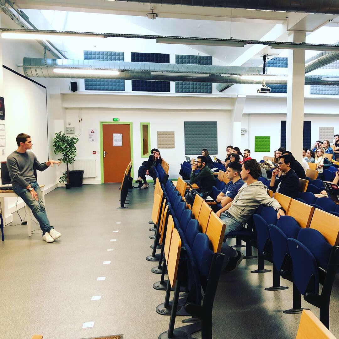 LeaPeersman's tweet photo. Monday surprise à @hetic - my amazing friend @VincentGonguet talking about Facebook, data science, connectivity, and jobs. Un amphi de plus de 100 heticiens fascinés. #behetic #whatjob #TGIM https://t.co/KEi2iwpF3v