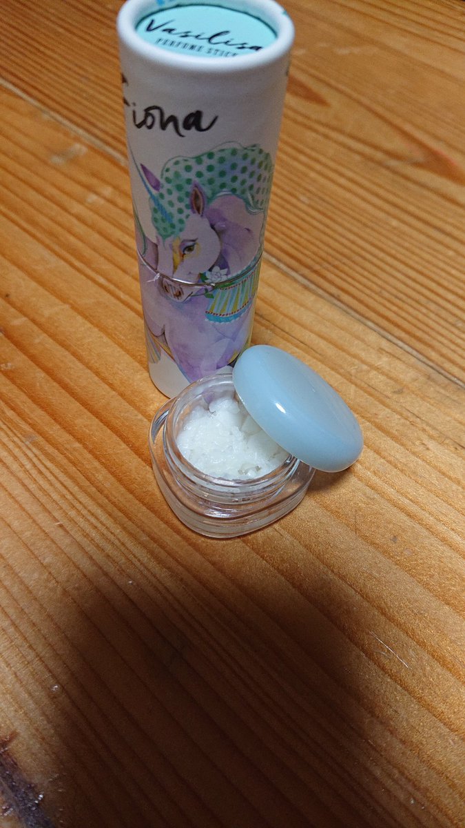 こはる בטוויטר 巻ちゃん馬の練り香水 すごく気に入ってて 直接肌に当てられなくなっても指でグリグリして使ってたんだけど よく見たらまだまだ余ってるぞ って思ってほじくってみたらめちゃくちゃ余ってた 白色ワセリンと混ぜてオリジナルのハンドクリーム