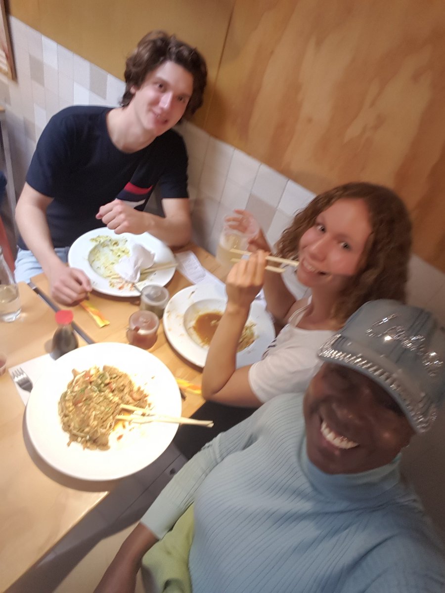 SharonFrame's tweet image. #LeadFromLove Who said mellennials are self-centered &amp;amp; materialistic? Meet Tom &amp;amp; Ella, my friends from Germany volunering to teach kids in Quito...giving a year of themselves to give back.
We caught up over lunch
at Wok to Walk. 
#LoveLift #LoveAtWorkInQuito
#ReFrameYourWorld