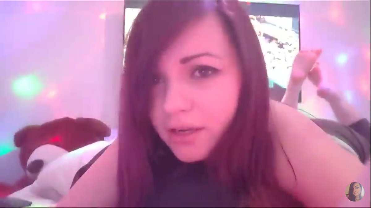 PYoutubeuses's tweet photo. Pendant le live de @chelxie a 2h du mat ( desolé pour la qualité elle a live comme ça ) @PiedsDeChelxie https://t.co/1UGN5bh8fR
