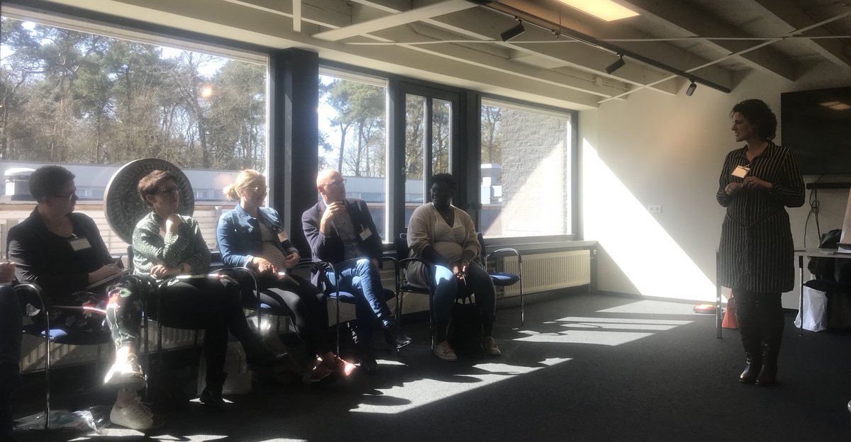 ‘Je kunt als casemanager dementie pas de juiste vraag aan de mantelzorger stellen als je niet bang bent voor het antwoord’, zegt Martine in de workshop over veerkracht bevorderen #omdenken <a href="/StudieArena/">StudieArena</a> #dementie achter de voordeur <a href="/annemeithenl/">Anne-Mei The</a>