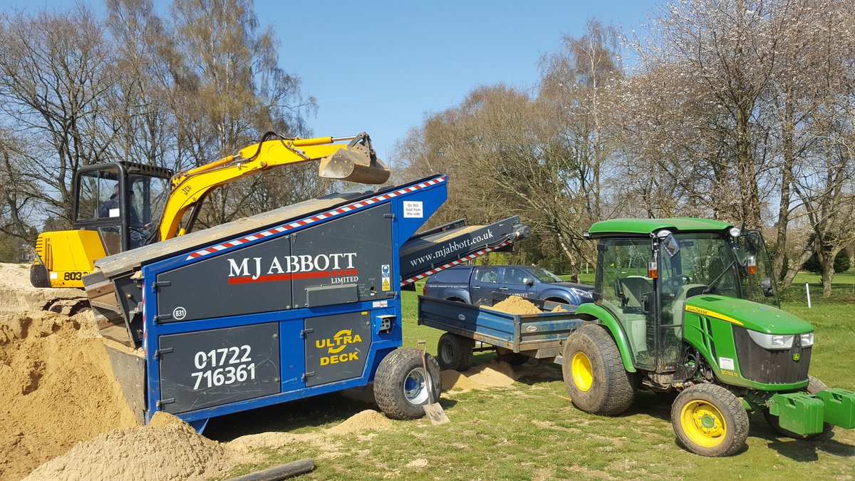 PaceBarry's tweet image. Straight from Stockpile to Dresser @KingswoodGC with @DavidGibbs96 recycling his old bunker sand for Tees and Aprons with our @MJAbbottLtd #Ultradeck
Patience with speed means it's as clean as it turned up first time round... 👍