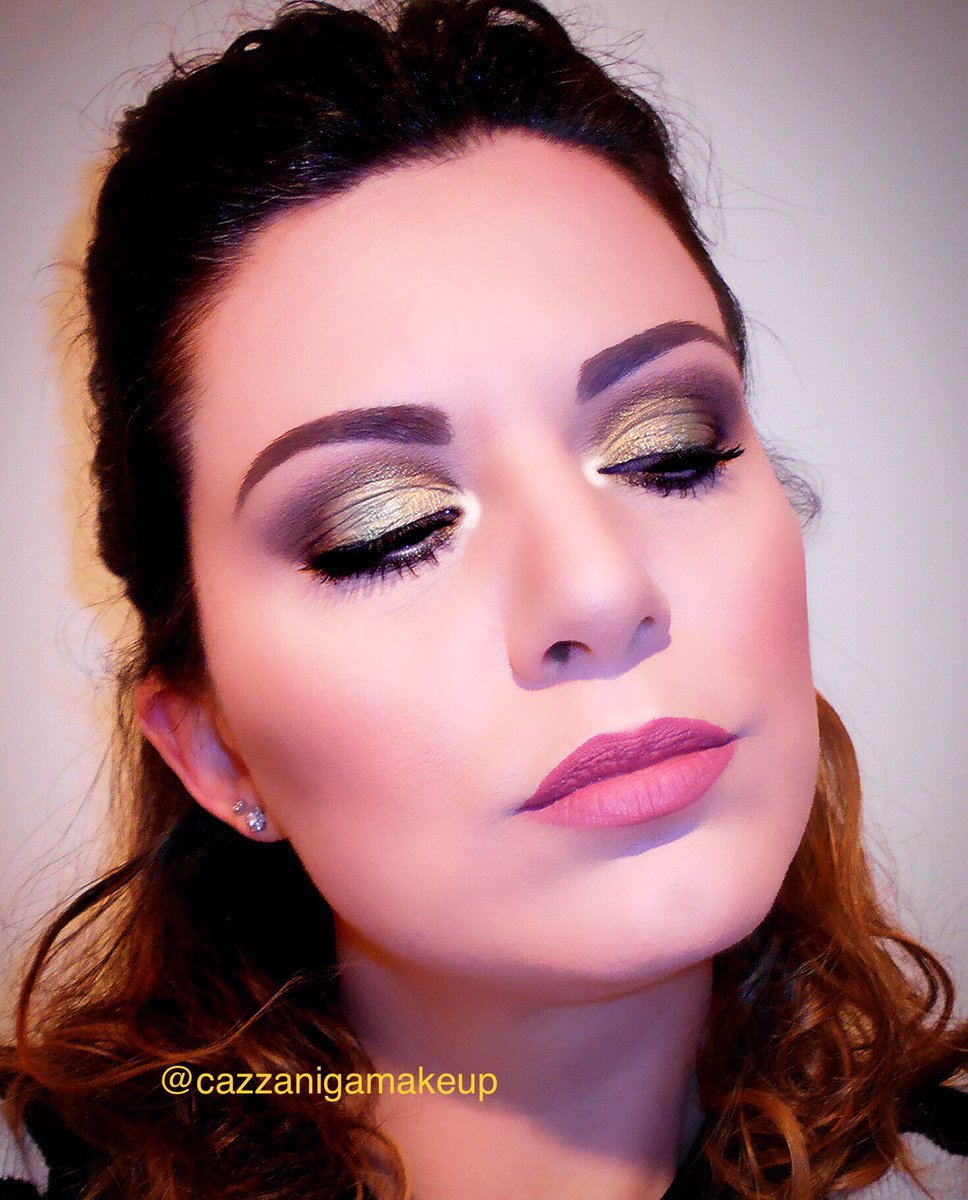 Gold Make-up 💛🎨Do you like guys?#makeup #maquillage #maquillaje #maquiagem #trucco #truccoocchi #eyesmakeup #макияж #化粧 #schminke #lovemakeup #italianmakeupartist #makeupartist #makeupeyes #makeupideas #eyeshadow #makeupgoals #universomakeup #glammakeup #makeuprevolution