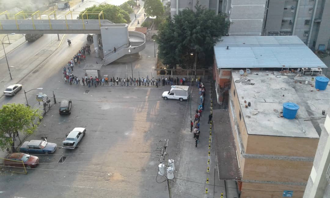 metroproblemas's tweet photo. Sin metro, sin agua desde hace 7 días y sin transporte de metro bus @caracas_metro @MetrobusCaracas  @solidario_gv @noticierovv 1/4/19 8:40 https://t.co/MCaP4NmNQT