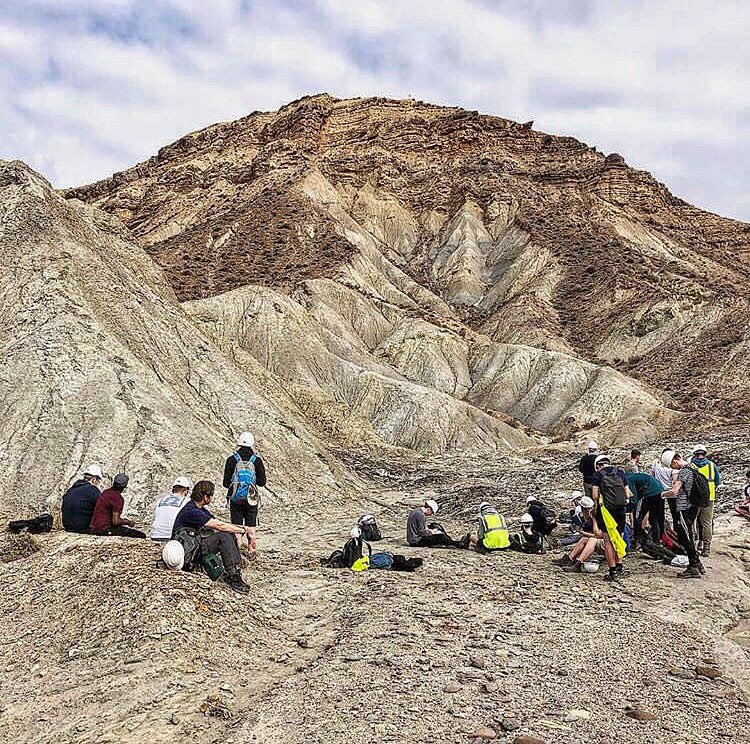 UniOfHull's tweet image. Last week our 2nd year @GeographyHull students were out in #Almeria exploring semi-arid landscapes and hunting down some old rocks.

Just one of the many amazing trips our Geography students make. 👌