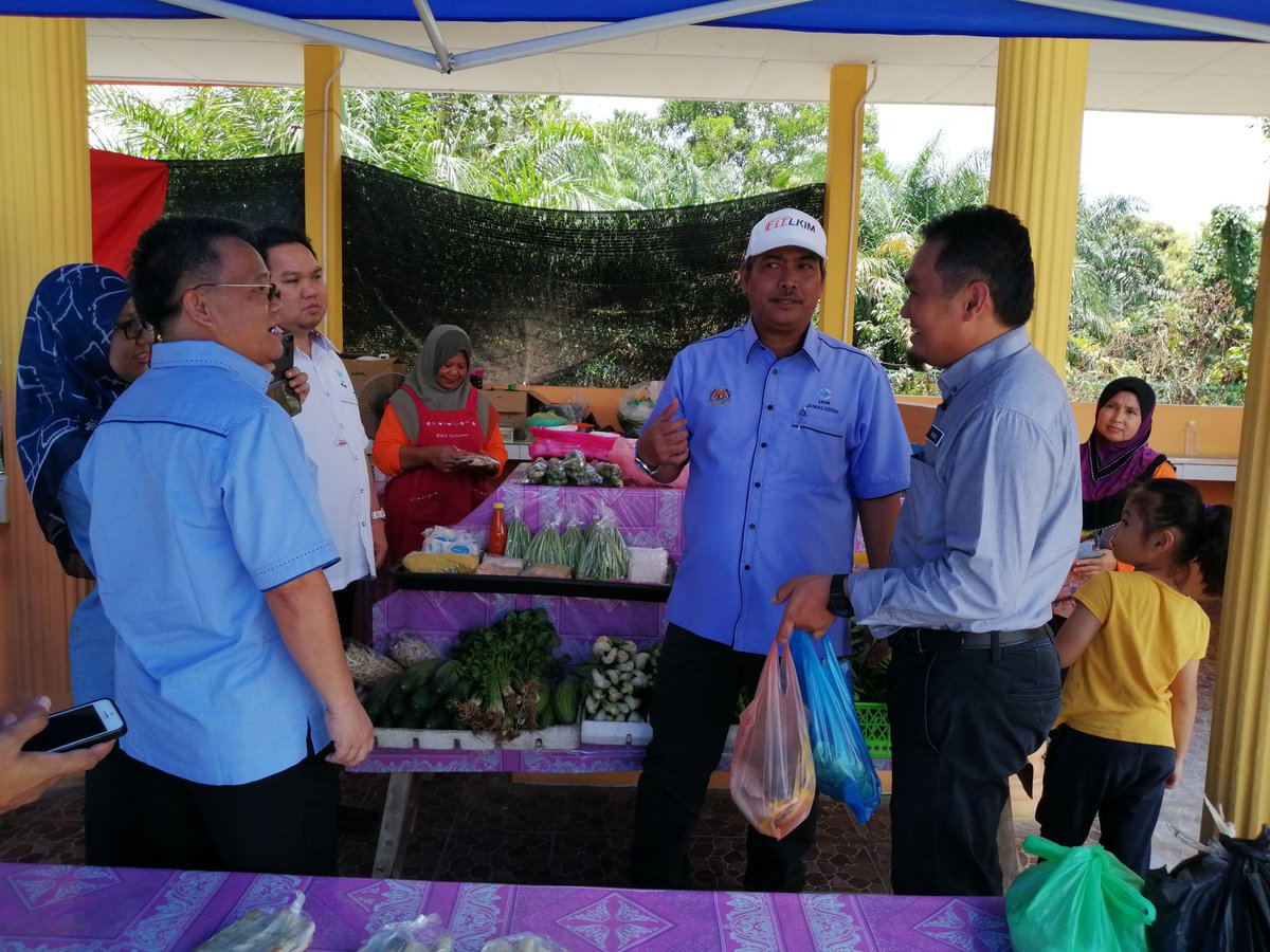 UKKNegeriSabah's tweet photo. Lawatan Ketua Pengarah LKIM, En. Jamaluddin Othman ke Pasar Nelayan Sinar Baru Kimanis, Papar yang turut diiringi oleh Pengarah LKIM Negeri Sabah &amp;Pengarah Bhg Perancang LKIM ibupejabat.. #lkim #lkimhq @Jamaludin_LKIM @HajiSaliah @PasarNelayan https://t.co/uCWtV4SJqc