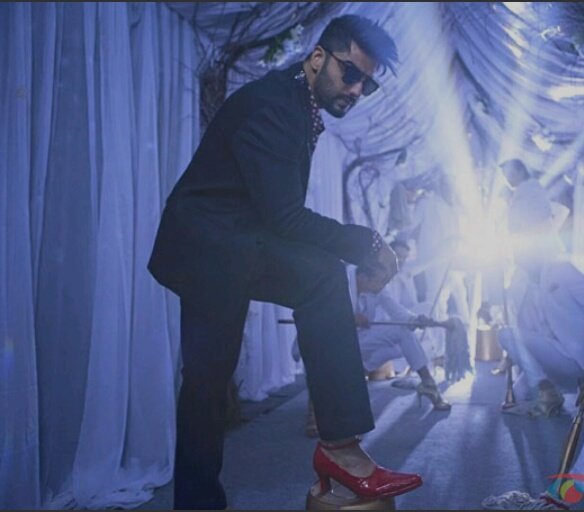 ArjunKapoorCafe's tweet photo. Kudos to @arjunk26 for killing it in Red High Heels! 👠👠🙌👏👏
He danced like a pro in those heels! 💃💃
Well, its tough to be in women's shoes..literally & metaphorically!
#3YearsOfKiAndKa
#EqualityIsEverything #KareenaKapoorKhan #RBalki https://t.co/hS8csC0jRK