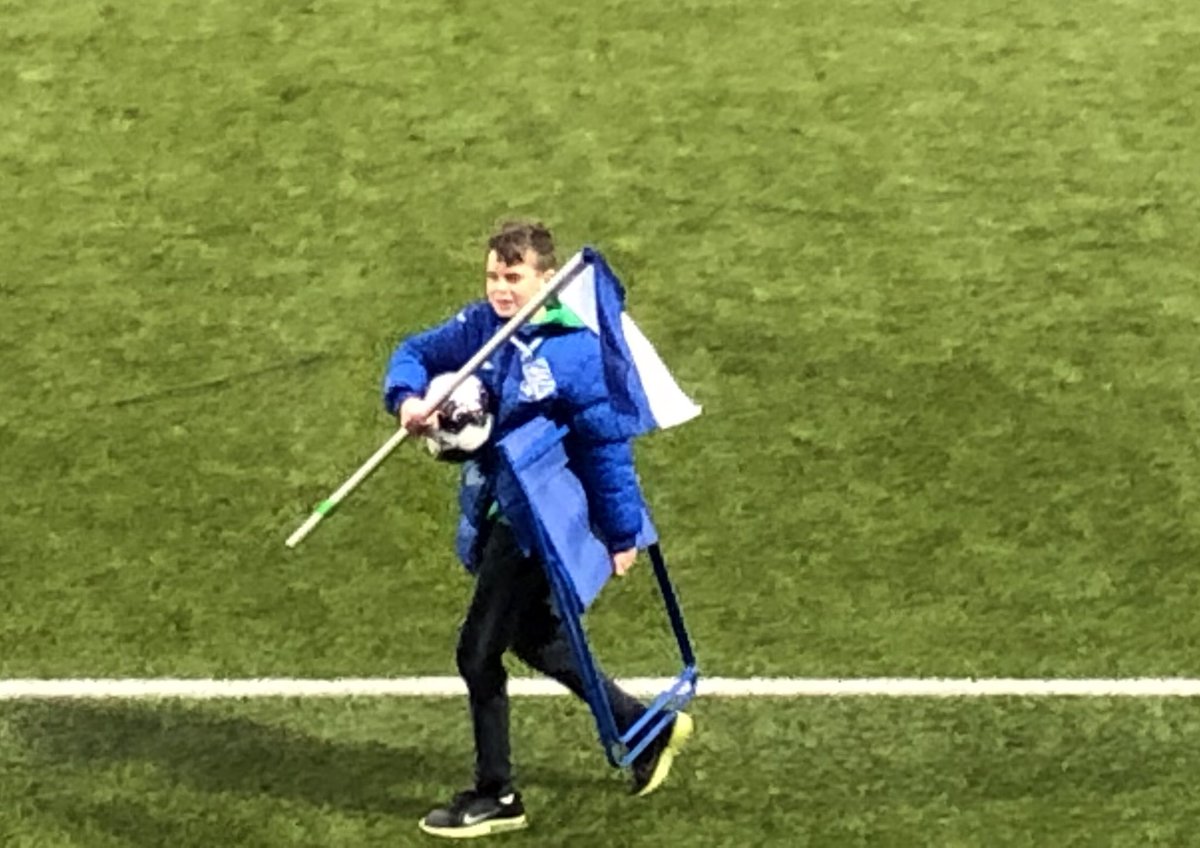 FrankKoken's tweet photo. Vanavond finale nr 1 van 7, voor een playoff plek voor FC Eindhoven. Tim weer als ballenjongen. Vorige keer tegen NEC ging dat ook prima. #driepunten π΅β½οΈπ΅ #FCEOss https://t.co/apDWmju8uu