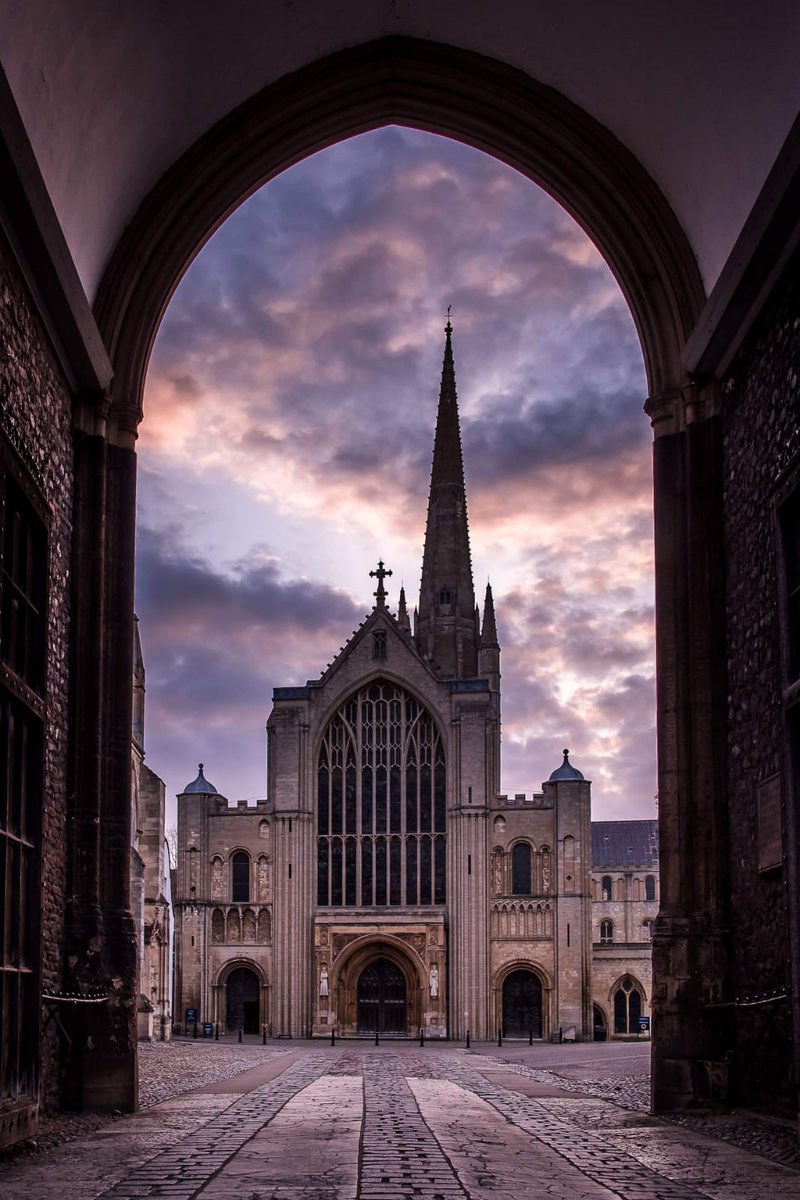 runnorwich's tweet photo. April is here, and Norwich is looking 😍

Who's itching to run these streets again?

📷 Light Leaks | Sabine Jacques #RN19 https://t.co/rFsWc0Brri