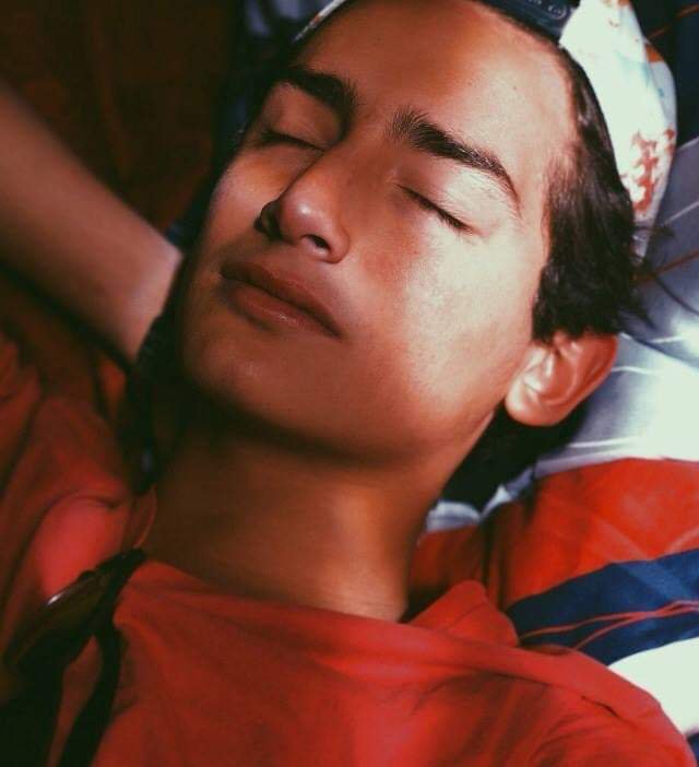 alwaysxmedicine's tweet photo. ¿Emilio con masculinidad frágil, en serio?, el mismo Emilio que se maquilló los ojos, el que utilizó un traje de flores, el que se la pasa dándole muestra de cariño a Joaco, el mismo que le da like, chulea y se pone a perrear con batos, ¿de ese Emilio hablan?
#RopaEsRopa https://t.co/2RLAEZKfvC