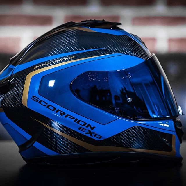 nastynils's tweet photo. Der nächste Suzuki #GSXR Test kann kommen. Der blaue #scorpionhelmets EXO-1400 passt da mörderisch dazu. Das verspiegelte Visier ist zwar sehr heikel bei der Pflege, doch es muss einfach sein. 😁😎 #scorpionisleiwand #motorradhelm #motorrad https://t.co/j7WnuW1BRf https://t.co/UTMjbgCX2L