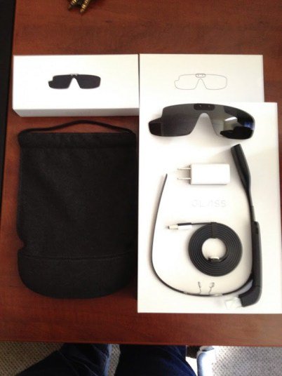 Google Glass recibe su primer unboxing spoiler viene con lentes obscuros #DelArchivo blgs.co/hq6Q3a