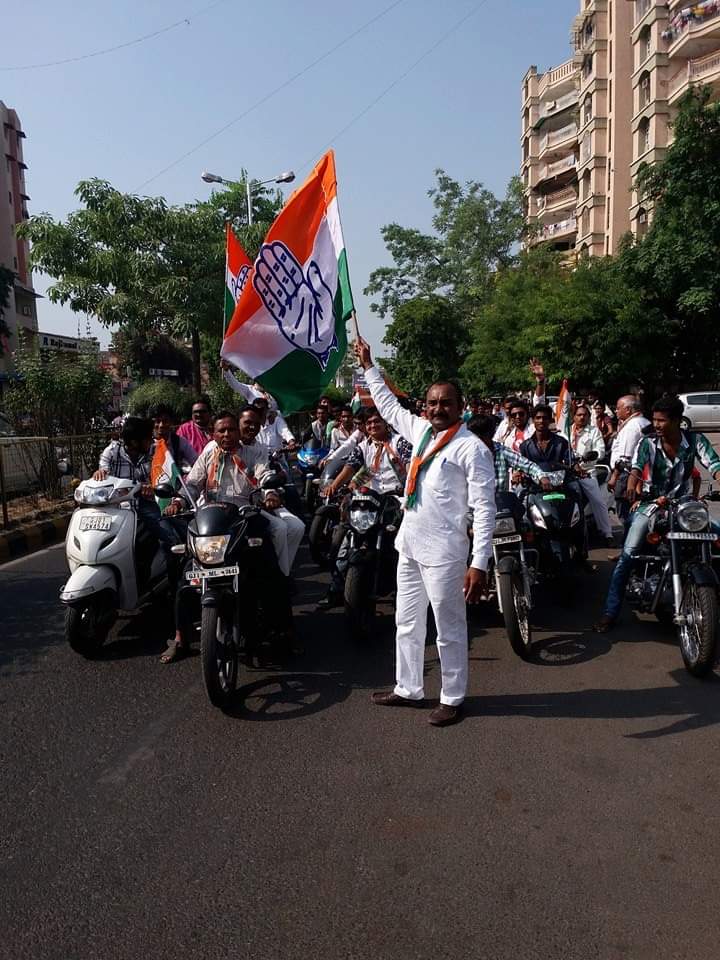 udayroy999's tweet photo. 70 साल में जो विकास हुआ है
हमारे देश की सरकार ने किया है हमारे बाप दादा ने किया है
हमारे देश ने किया है 
चंद नेताओंके कहनेपर हम उसका मजाक नही बना सकते
@RahulGandhi @AmitChavdaINC @priyankac19 https://t.co/IYflHAhRt5