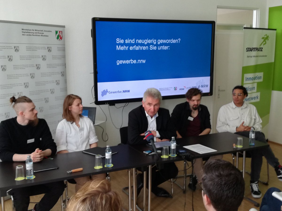 digihub_de's tweet photo. "Das #Gruenderstipendium ist eine Erfolgsstory für das Land Nordrhein-Westphalen", freut sich NRW-Wirtschaftsminister @a_pinkwart im Gespräch mit den #startups @senseblock_ &amp; @MindCaught 🙌 #DWNRW #Digitaldurchstarten #nrw #Entrepreneur https://t.co/HKPHddSoB4