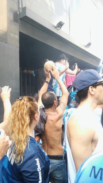 Och det här ska alltså vara sant. När Racing vann ligan i Argentina grävde en supporter upp sin farfars kranium, så att skallen skulle kunna vara med på titelfirandet...