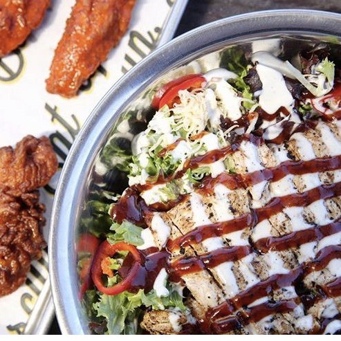 ⚡️NEW SALAD ALERT ⚡️

Pictured is the all new TEXAS BBQ SALAD! 

You can always get a few tenders to balance it out. 😉

📷 Courtesy of @sweetsweetdallas